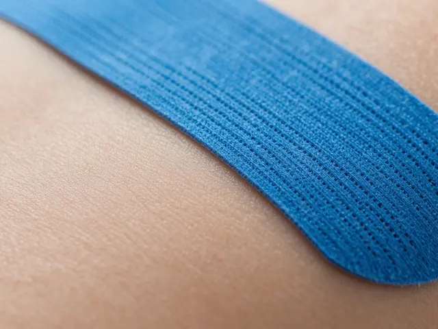 Složení kineziologických tejpů: Co všechno lepíme na kůži?